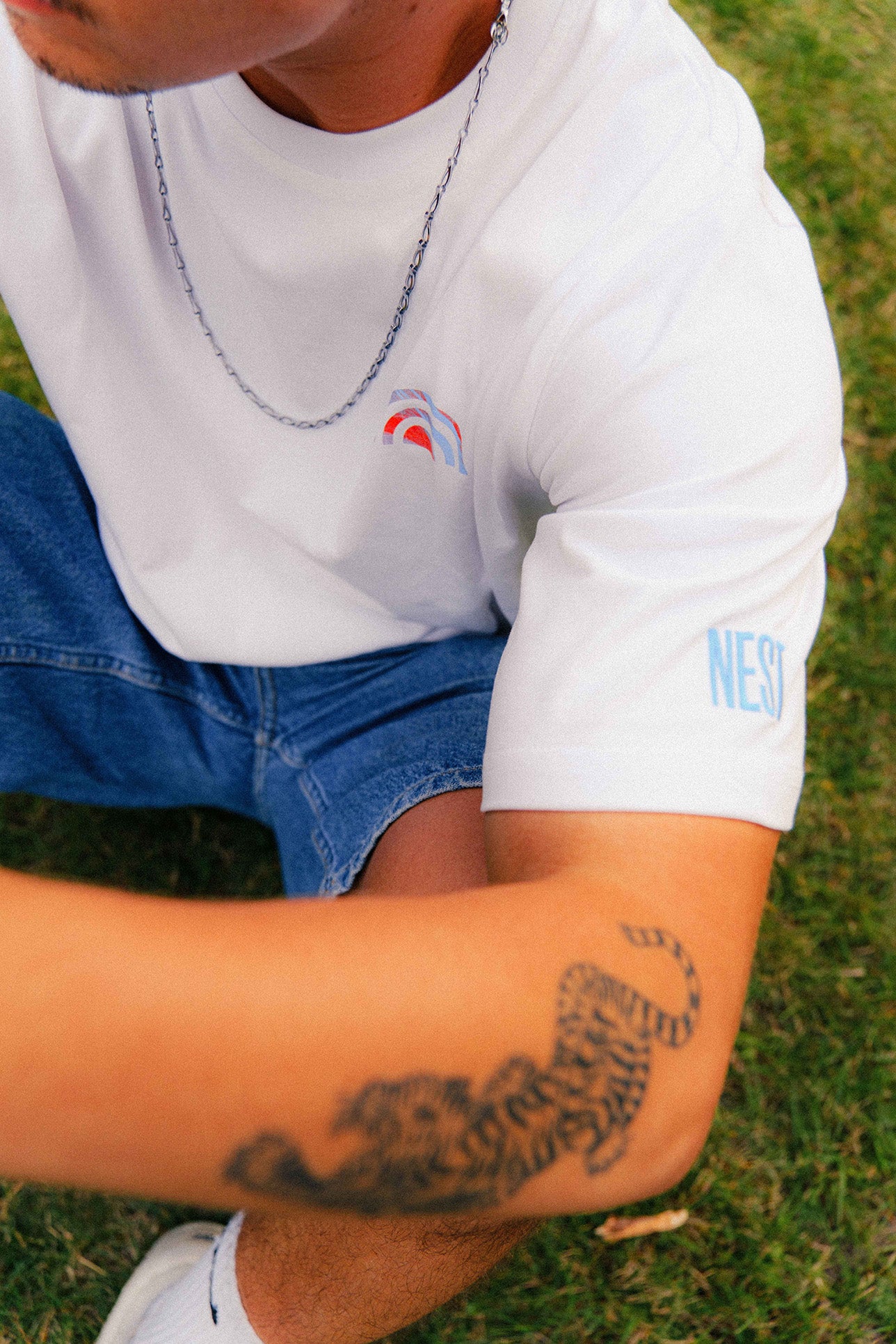 Het Nest - White Tee 2025